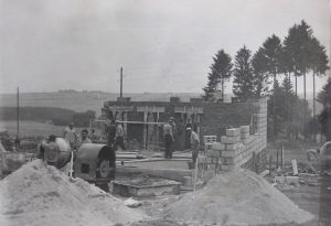Fleißige Helfer beim Bau des Haupthauses