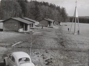 Blockhütten und Glockenturm